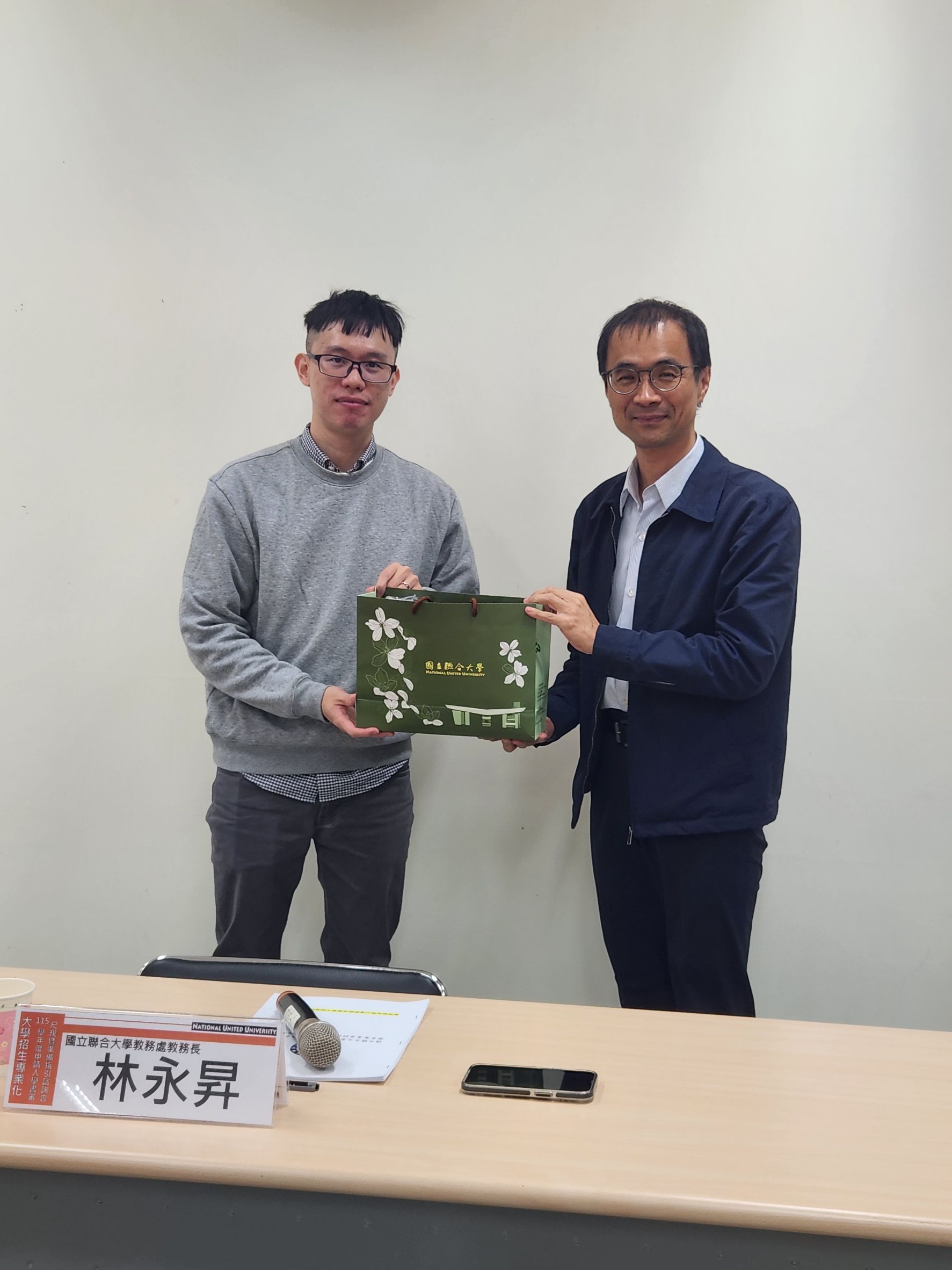 與諮詢專家合照